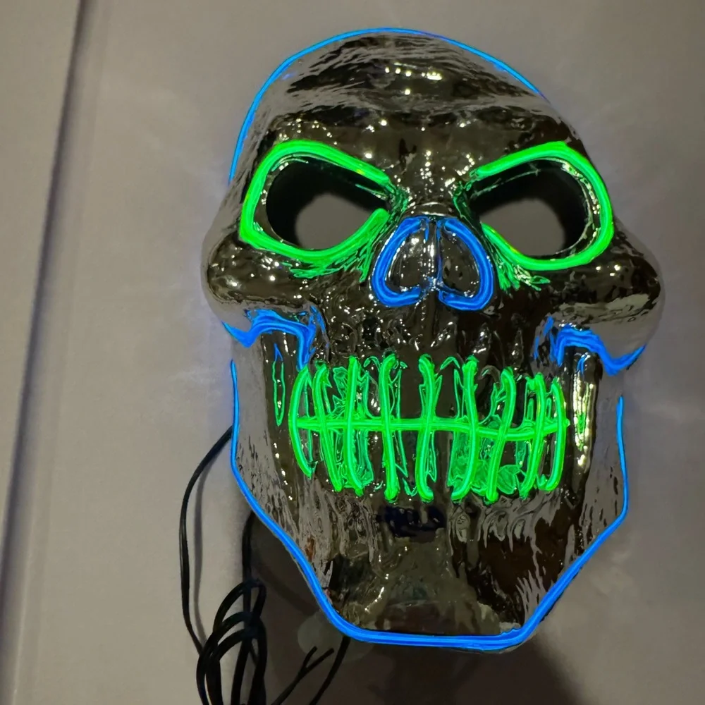 NWOT Light Up‎ Silver Skull Boys Face Mask 3 Light Settings Halloween Cosplay
